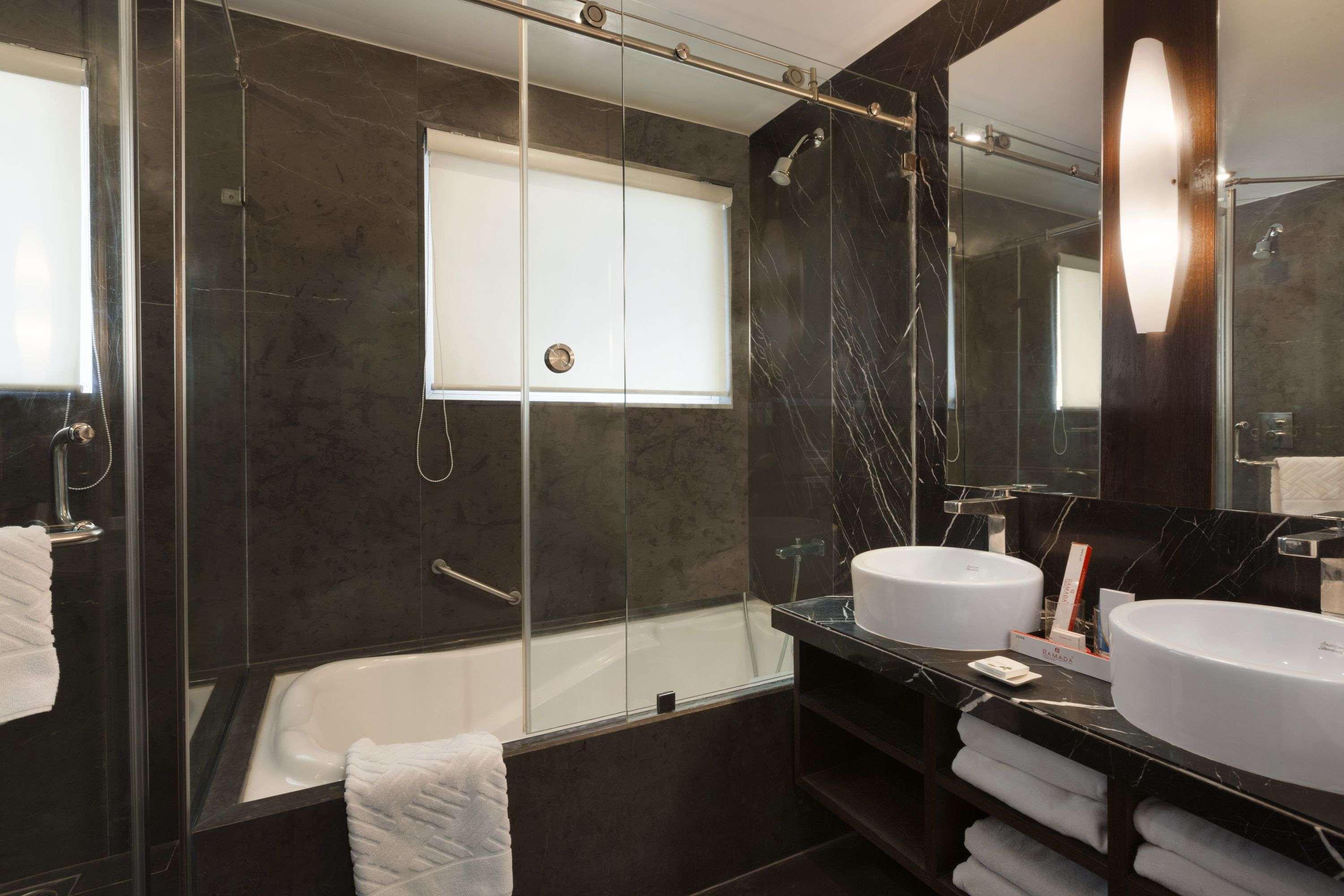 Ramada Ahmedabad Hotell Eksteriør bilde