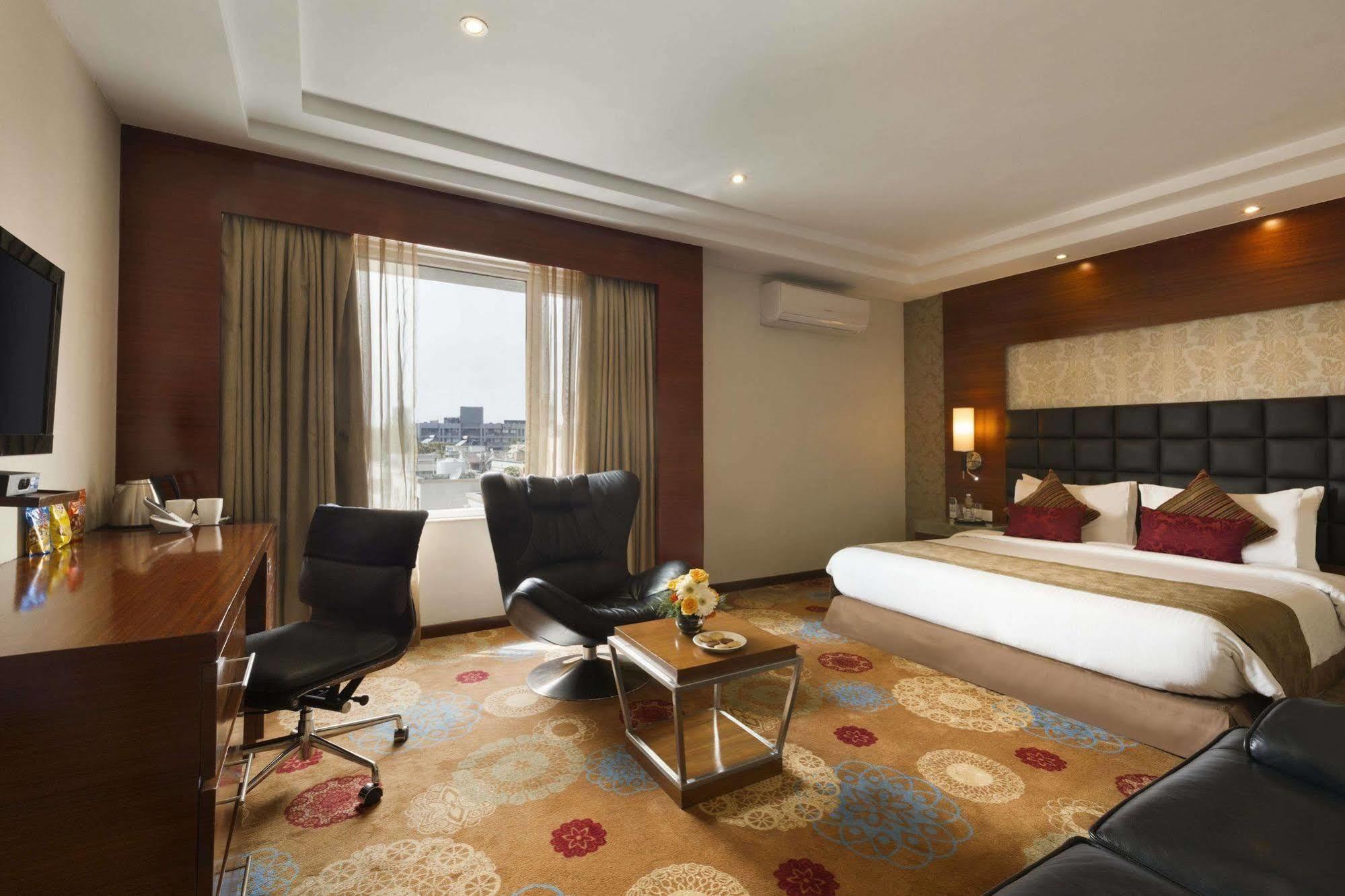 Ramada Ahmedabad Hotell Eksteriør bilde