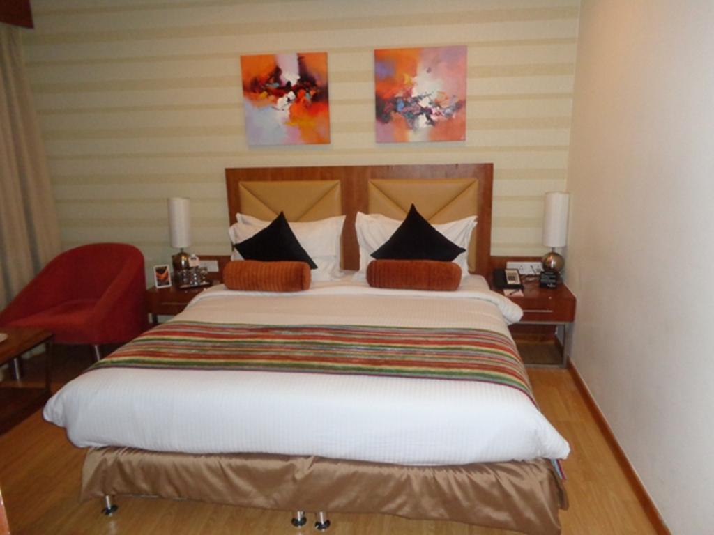 Ramada Ahmedabad Hotell Eksteriør bilde
