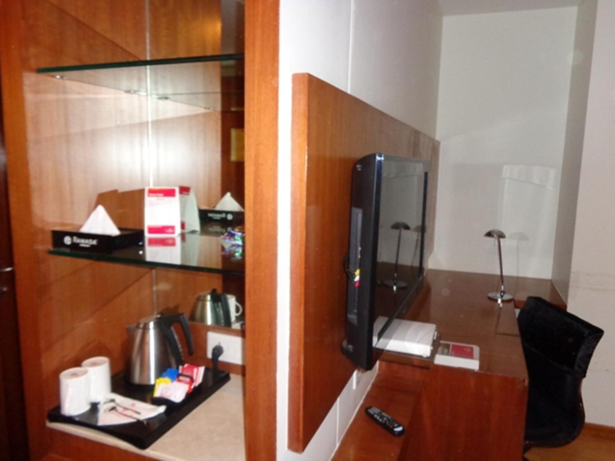 Ramada Ahmedabad Hotell Eksteriør bilde